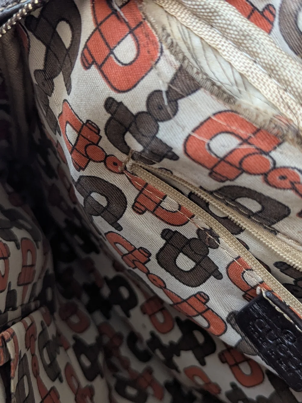 GUCCI GG SUPREME INTERLOCKING G CROSSBODY